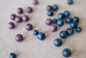 紫根染めと藍染めをした木玉